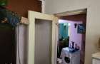 Apartament 3 camere, parter, cu balcon. Necesita renovare completa.
