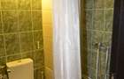Calea 13 Septembrie, stradal, Apartament 3 camere, decomandat, 2 bai, hol H, bloc an 2000