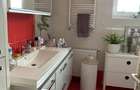 Vand apartament deosebit, situat intr-o zona semicentrala, linistita si foarte placuta, ideal pentru cei care isi doresc confort si intimitate.