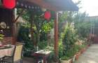 Vand casa situata central , str.L.Rebreanu , langa parcul din strand