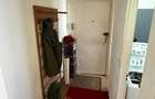 INCHIRIEZ APARTAMENT cu doua camere la ET 1 langa piata ASTRA