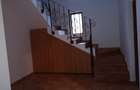 Inchiriez casa cu 3 dormitoare, doua bai, living generos, mobilata si utilata complet. Terasa cu beci dedesubt, teren 800 mp - 6