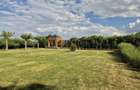 Proprietate exclusivista cu 7.000 mp teren, piscina si multiple spatii