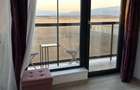 Apartament modern de 3 camere cu balcon ?i priveli?te catre munti