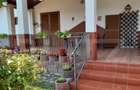 Casă cu 5 camere cu Teren 600 Mp în Central - 1 Casă cu 5 camere cu Teren 600 Mp în Central - 1