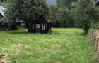 De vanzare Teren intravilan 800 mp cu casa traditionala din lemn si anexe - 1