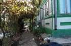 Gospodarie la ?ara cu DUBLU ACCES (fa?a spate): casa 4 camere, baie, fosa, anexe caramida Galbenu,