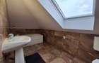Persoana fizica vand apartament tip mansarda 3 dormitorare + living cu bucatarie open space, situat pe Strada Florilor - 6