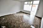 Spatiu comercial cu vitrina la strada si baie proprie - 4