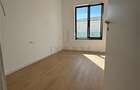 Jumatate de duplex pe parter, 3 dormitoare, curte uriasa de 383 mp, strada asfal