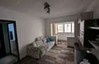 Inchiriez apartament cu doua camere la parter cu gradina.