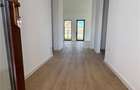 Jumatate de duplex pe parter, 3 dormitoare, curte uriasa de 383 mp, strada asfal