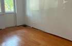 Inchireiz apartament cu 3 camere, nemobilat, decomandat, etajul 1 / 10, pe termen lung situat in Oradea,pe b-dul Dacia - 2