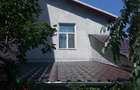 Apartament 3 camere in casa la curte