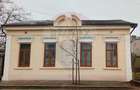 Casă cu 3 camere de vânzare în zona Centrală - 1