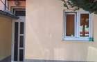 Casa singur in curte