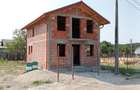 Casa de rosu in Albota - 9