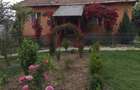 Vand casa locuibila ?i curte 4000 m intravilan