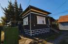 Casa cu 3 camere de vanzare, situata pe un teren de 895 mp, 4 anexe si gradina