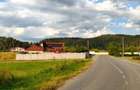 Teren ingradit langa casa locuita la intrare in Teliu