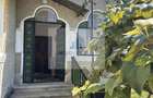 Casa pitorească la poalele muntilor