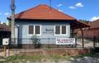 Casa renovata cu teren si anexe in Birtin