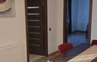 inchiriez apartament cu o camera cu curte comuna