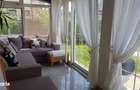 Casa cu 7 camere, piscina si garaj in suburbie