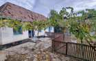 Casa cu doua corpuri,curte si gradina