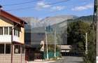 Casa pitorească la poalele muntilor