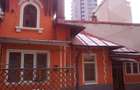 De inchiriat casu?a mica cat un apartament la 1800 lei/luna