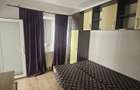 inchiriez doua camere la curte