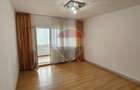 Apartament cu 3 camere decomandade, et. 3/4, One?ti, jud Bacau