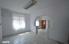 Inchiriez apartament 2 camere bucatarie baie si hol in curte comuna - 1