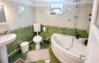 Casa cu 3 camere, baie, 2 bucatarii ?i garaj - 3