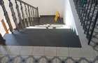 Inchiriez apartament cu 2 camere-birouri ultracentral cu parcare in curte.