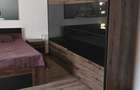 inchiriez apartament cu o camera cu curte comuna