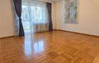 Vila Multifunctionala cu 7 Camere, Garaj + 2 Locuri de Parcare in Curt