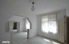 Inchiriez apartament 2 camere bucatarie baie si hol in curte comuna - 4
