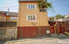 Casa cu 2 apartamente, terasa ?i garaj, zona Pia?a Un... - 1