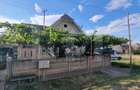 Casa cu 3 camere, anexe, curte si gradina