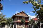 Casa de vanzare cu o suprafata construita de 205 metri patrati dispusa pe trei niveluri, demisol, parter si etaj.