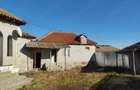 Casa la tara de vanzare