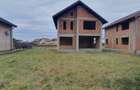 Vand casa la ro?u Proiect P+M 167mp,teren 504 mp