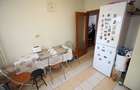 3 camere cu living de 31 mp, dormitoare de 14 și 12, bucătărie de 10,  centrală - 8