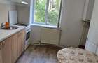 De inchiriat apartament la parter