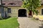 Casa de vanzare cu 2 apartamente in Cisnadie, central. - 1