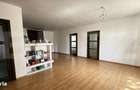 Apartament cu 3 camere, 80 mp, 3.000 mp teren, zona Reghin