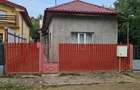 Casă cu 3 camere cu Teren 400 Mp în Central - 1