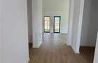 Jumatate de duplex pe parter, 3 dormitoare, curte uriasa de 383 mp, strada asfal